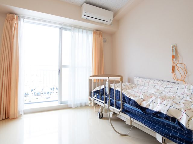 明るい居室の窓側 居室 ゆったりとした居室には、自然光がたっぷりと入り込む大きな窓があり、過ごしやすい環境が整っています。
