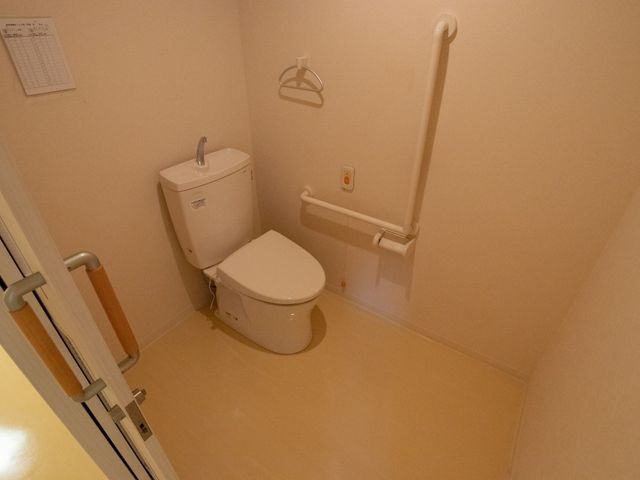 バリアフリー対応トイレ トイレ 手すりが取り付けられたトイレスペースは、ご高齢者や身体の不自由な方にも使いやすく配慮されています。安心してご利用いただける環境が整っています。