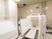 サムネイル 広いスペースを確保した浴室には、座った姿勢や寝た姿勢のまま入浴ができる大型の介護機械を導入している。
