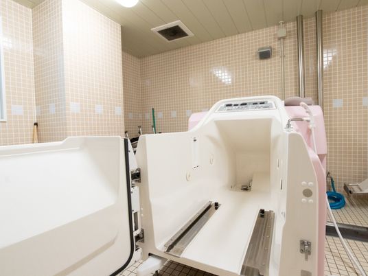 広いスペースを確保した浴室には、座った姿勢や寝た姿勢のまま入浴ができる大型の介護機械を導入している。