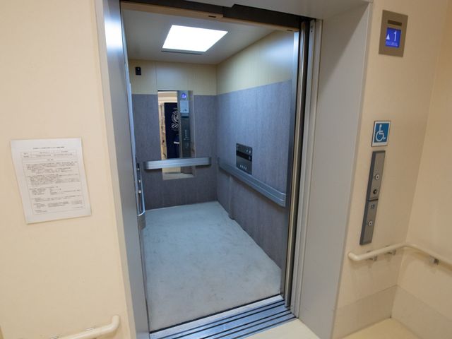バリアフリーのエレベーター エレベーター ゆったりとした空間のエレベーターは、バリアフリー設計されており、全ての方が快適に利用できるよう配慮されています。手すりが設置され、安全に移動できる構造になっています。