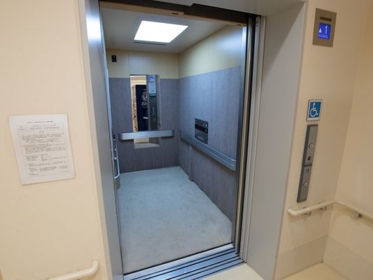 エレベーターがあり入居者様がスムーズに移動できるようになっている。奥側にも手すりが設置されており、どの位置に立っていても安全が確保できる。