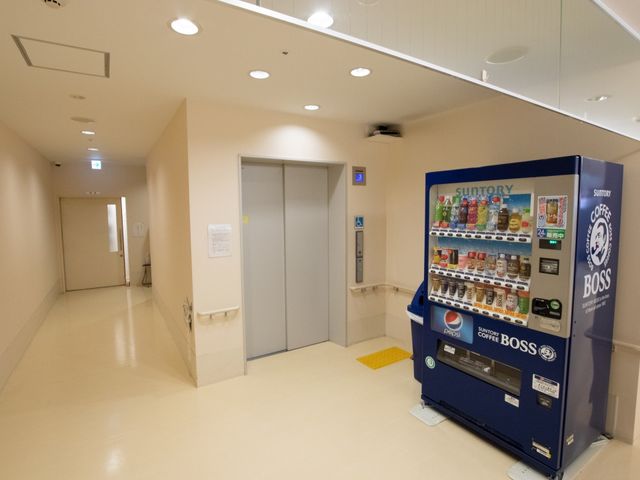 清潔感のある廊下の一角 廊下 広々とした廊下には自動販売機も設置され、休憩時間にはリフレッシュできる空間があります。明るく開放的な環境でお仕事をしませんか。