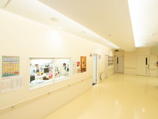 施設の写真 開放感のある、見通しの良い廊下である。各部屋は大きな引き戸で仕切られており、安全に移動することができる。