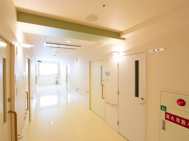 明るく広い施設の廊下 廊下 廊下は明るく広々としており、ゆったりと歩けるスペースが確保されています。手すりも設置され快適な移動を支援します。