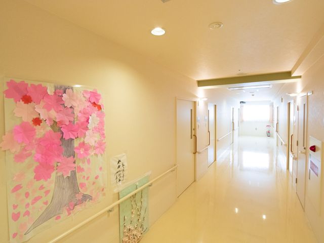 明るく広い廊下 掲示物 手作り感のあふれる壁飾りが廊下に彩りを添え、居心地の良い環境が整っています。清潔感のあふれるフロアで、訪れる人を温かく迎え入れます。