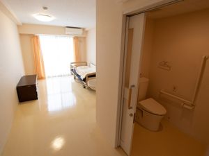 居室のドアとベッド