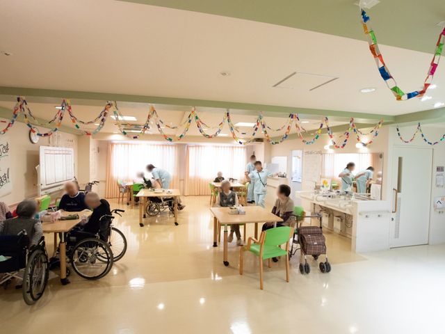 活動的な食堂風景 食堂 明るく広々とした食堂で、利用者様がゆったりと過ごされています。様々な活動が楽しめる空間となっており、日々の生活に潤いを提供しています。
