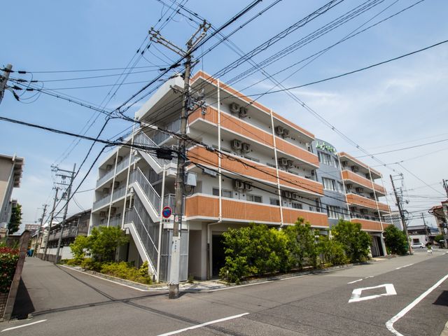 清潔な外観の建物 外観 清潔感のあふれる外観が迎えてくれる、快適な環境でのお仕事に興味はありませんか。