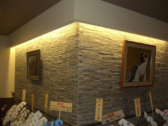 石積み壁とアート作品