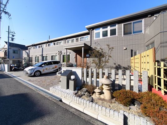 明るい日差しの外観