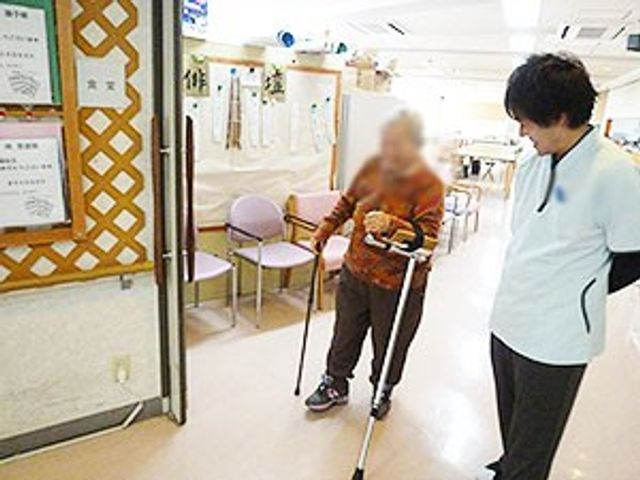 明るい廊下 廊下 広々とした廊下で、スタッフが利用者を優しく見守っています。コミュニケーションが活発です。