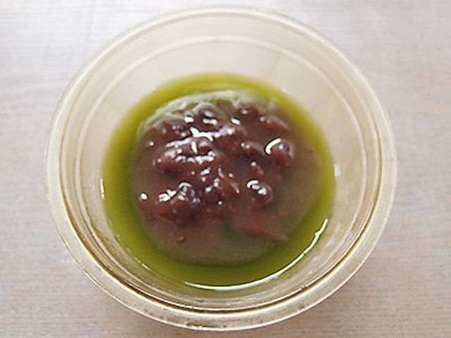 和菓子の一例 料理 抹茶のゼリーに小豆が添えられた和菓子です。提供されるお食事に彩りを加えます。