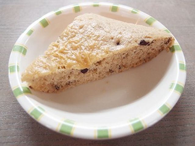 軽食用の皿 料理 施設内で提供されるヘルシーなスイーツです。休憩時間にほっと一息つける手作りの一品です。