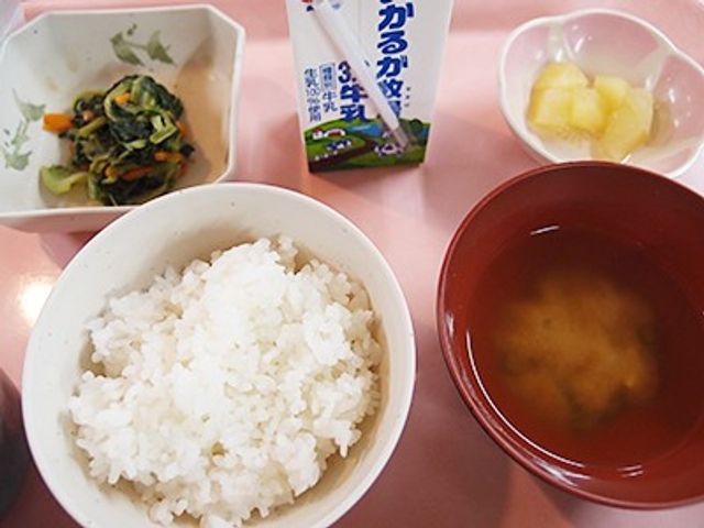 食事のイメージ 食堂 バランスの取れた食事メニューを提供しています。健康的で季節感あふれる内容です。