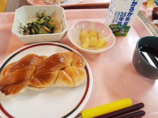 パンとサラダの食事