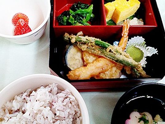 色とりどりの料理が配されたお弁当