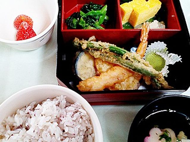 色とりどりの料理が配されたお弁当 食堂 栄養バランスを考えた彩り豊かなお弁当は、おいしさと健康に配慮したこだわりの一品です。