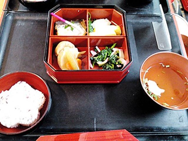 健康的な和食の膳 料理 心を込めて準備された和風膳です。美しい盛り付けが、目でも楽しめるひとときを提供します。