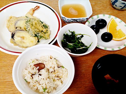 彩り豊かな食事の食堂