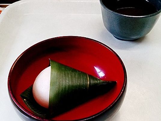 和菓子と湯呑の料理