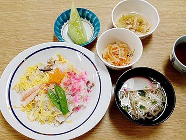 カラフルな料理の盛り付け 料理 彩り豊かな料理が並ぶ食事風景です。おいしそうなメニューが豊富に揃っています。