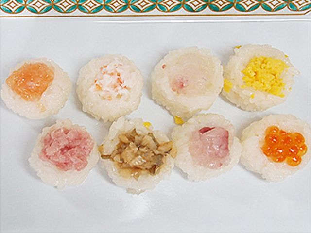 カラフルな料理の盛り付け 料理 色とりどりの小さな寿司が並んでいます。様々な味を楽しみたい方におすすめです。