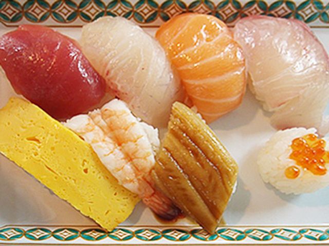 色鮮やかなにぎり 料理 新鮮なネタが並んだにぎり寿司です。色とりどりの具材が食欲をそそります。