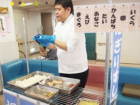 お寿司を握る様子の調理スペース  