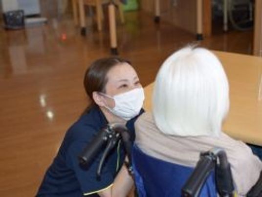 笑顔のスタッフと利用者