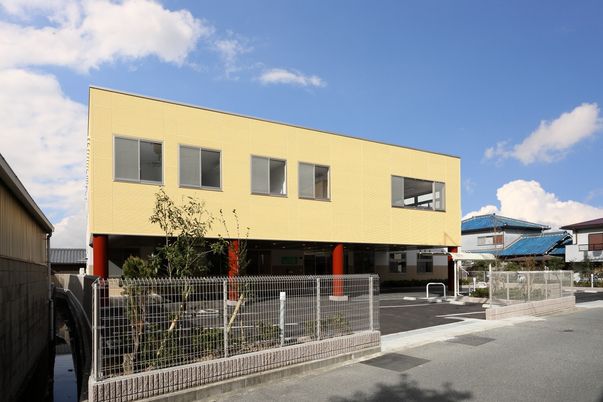 広い黄色の建物外観