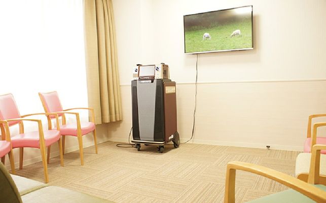 テレビのある明るい部屋