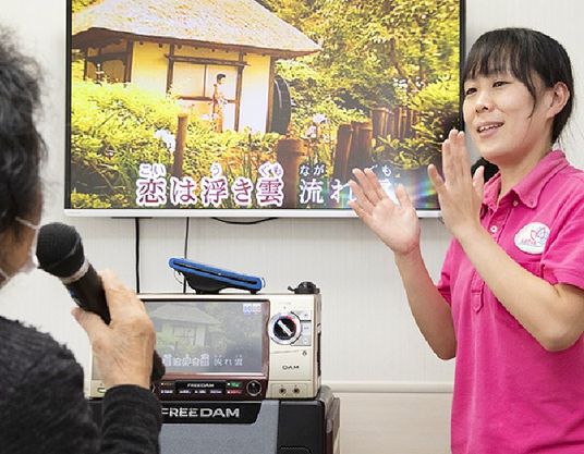 カラオケを楽しむ様子