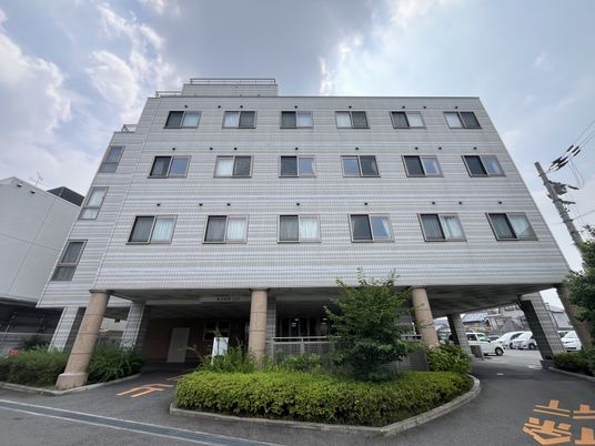 緑に囲まれた外観