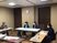 会議室で話す職員と利用者