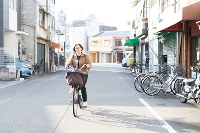 自転車に乗る人の通り
