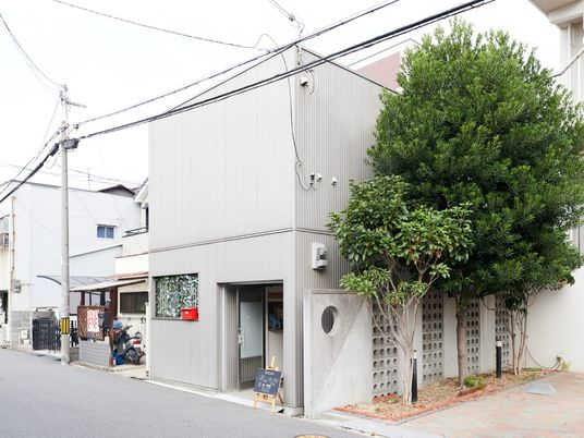 外観の建物入口  