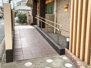 手すり付き通路の外観  