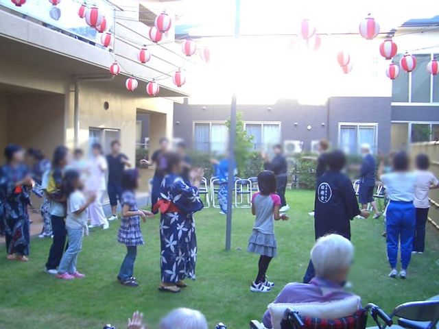 楽しそうな中庭でのイベント 中庭 広々としたスペースで、地域との交流イベントを楽しむ機会があります。自然の中でリラックスできます。