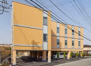車が止まる建物外観