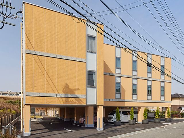 車が止まる建物外観 外観 駐車スペースが充実した建物です。車での通勤や来訪に便利な環境です。