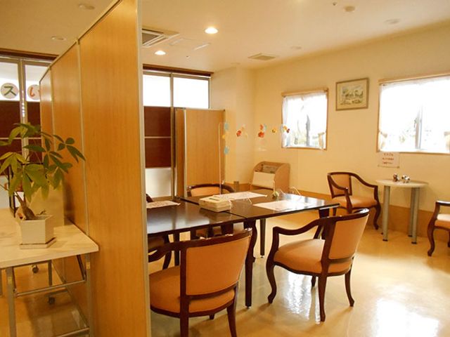 自然光が差し込むリビング リビング 窓から自然光が入る明るい室内は、居心地の良い空間です。ゆったりとした椅子に座りながら、リラックスできます。