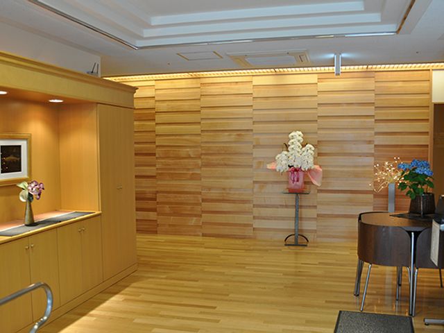 温かみのある空間エントランス エントランス 温かみのある木の温もりが感じられるエントランスです。飾られた花々が心を和ませます。