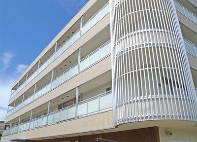三階建て建物の外観