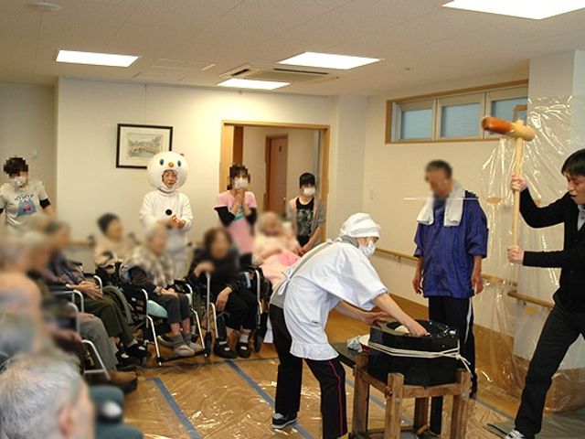 楽しいイベントの様子 多目的室 スタッフと利用者が一緒に楽しいイベントを楽しんでおり、和やかな雰囲気のお部屋です。イベントを通じてコミュニケーションを深められます。