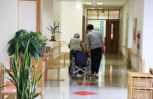 車椅子利用者が進む廊下