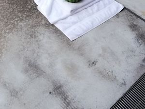 コンクリートの床の一角  