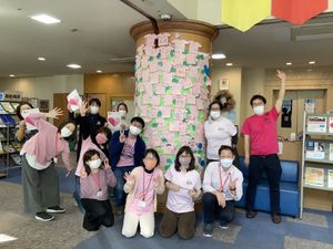 笑顔の職員集合ロビー  
