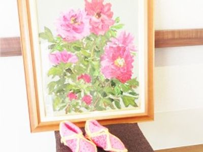 美しい絵とスリッパの廊下