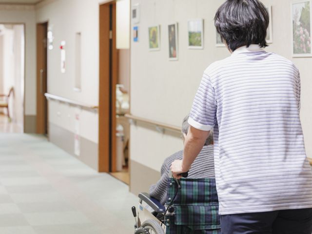 車椅子移動の廊下 廊下 広くて明るい廊下では、スタッフが車椅子の方をサポートしやすい環境が整っています。働きやすさが魅力です。